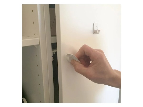 19211-1_8574-babydan-magnet-cabinet-lock-in-use